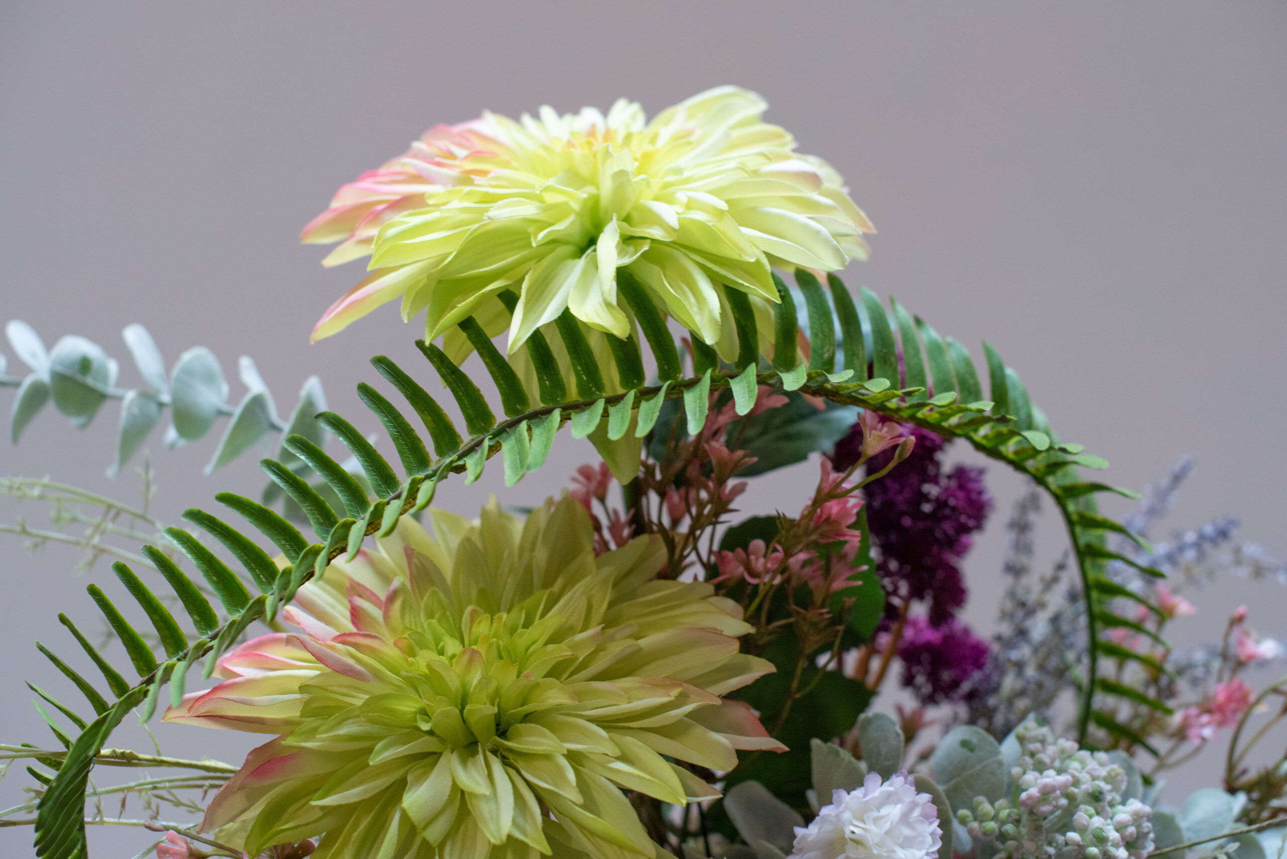 Jardinera artificial moderna.