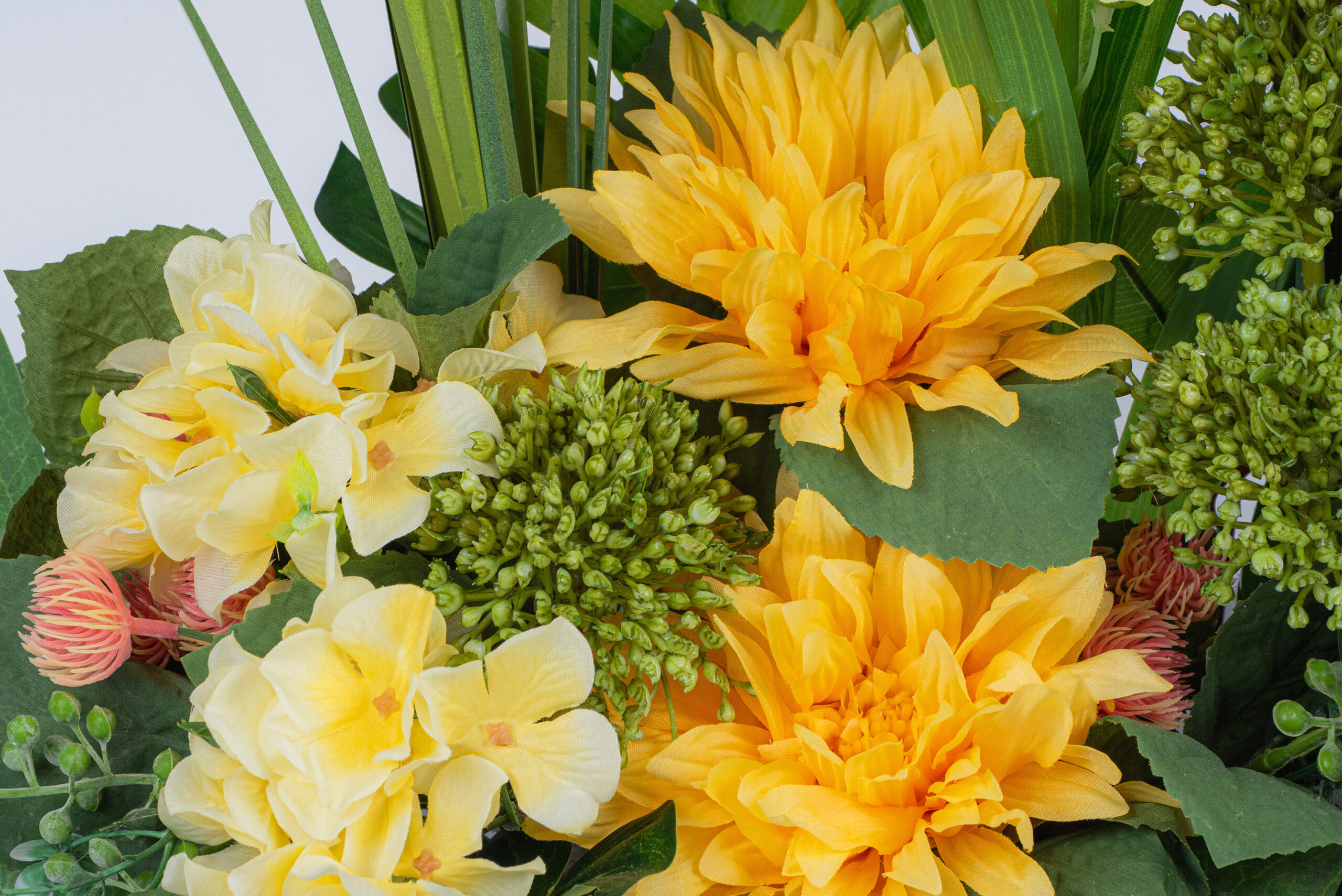 Jardinera artificial de tons càlids.