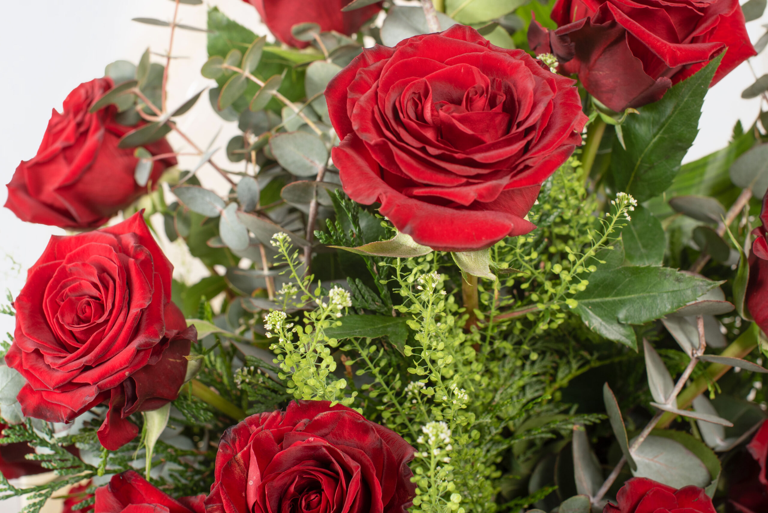 Ram mitjà de roses vermelles