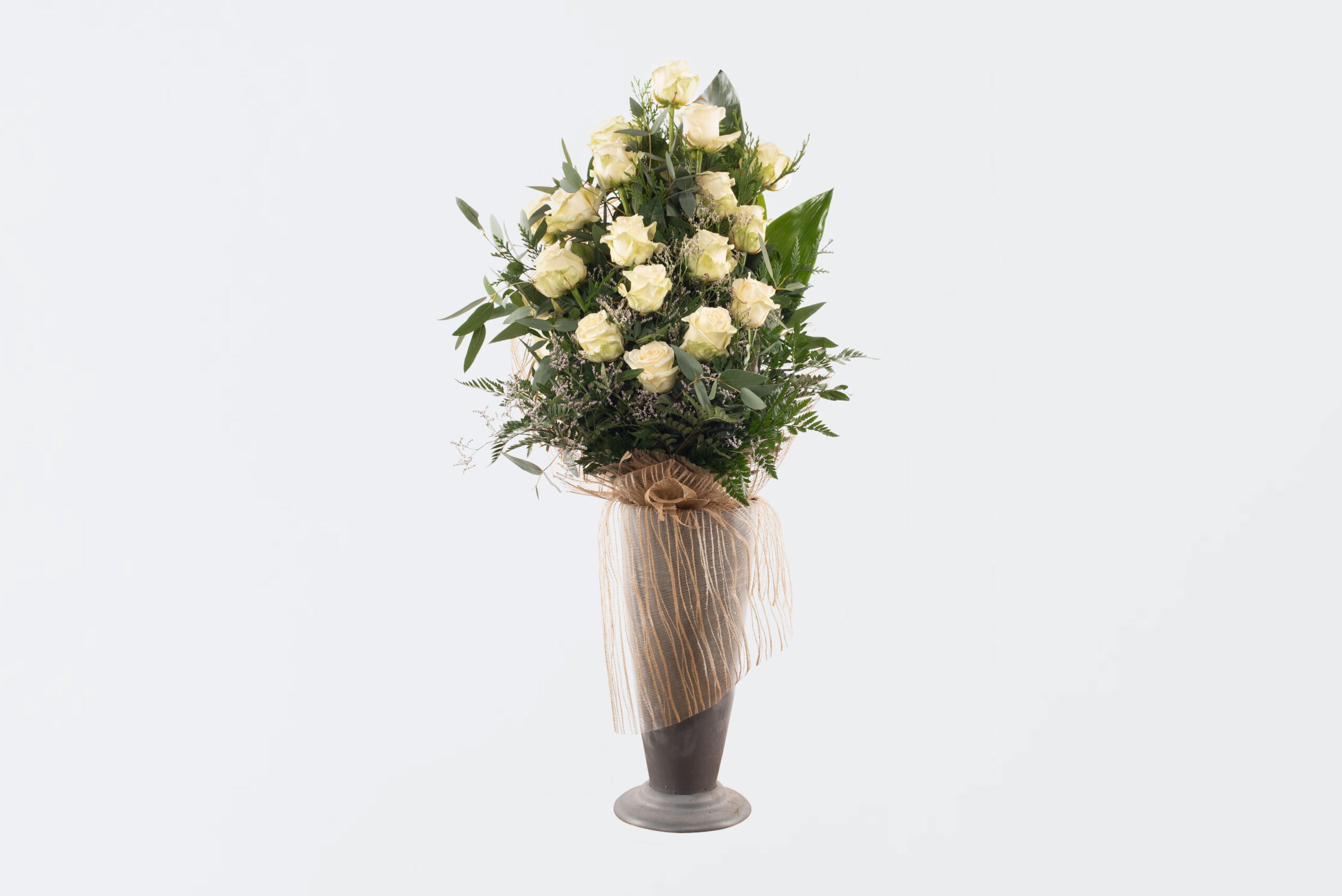 Ram mitjà de roses blanques