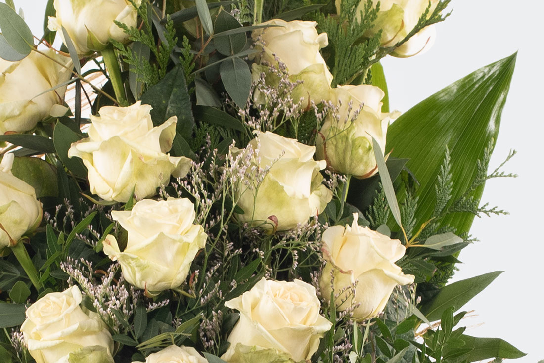 Ram mitjà de roses blanques