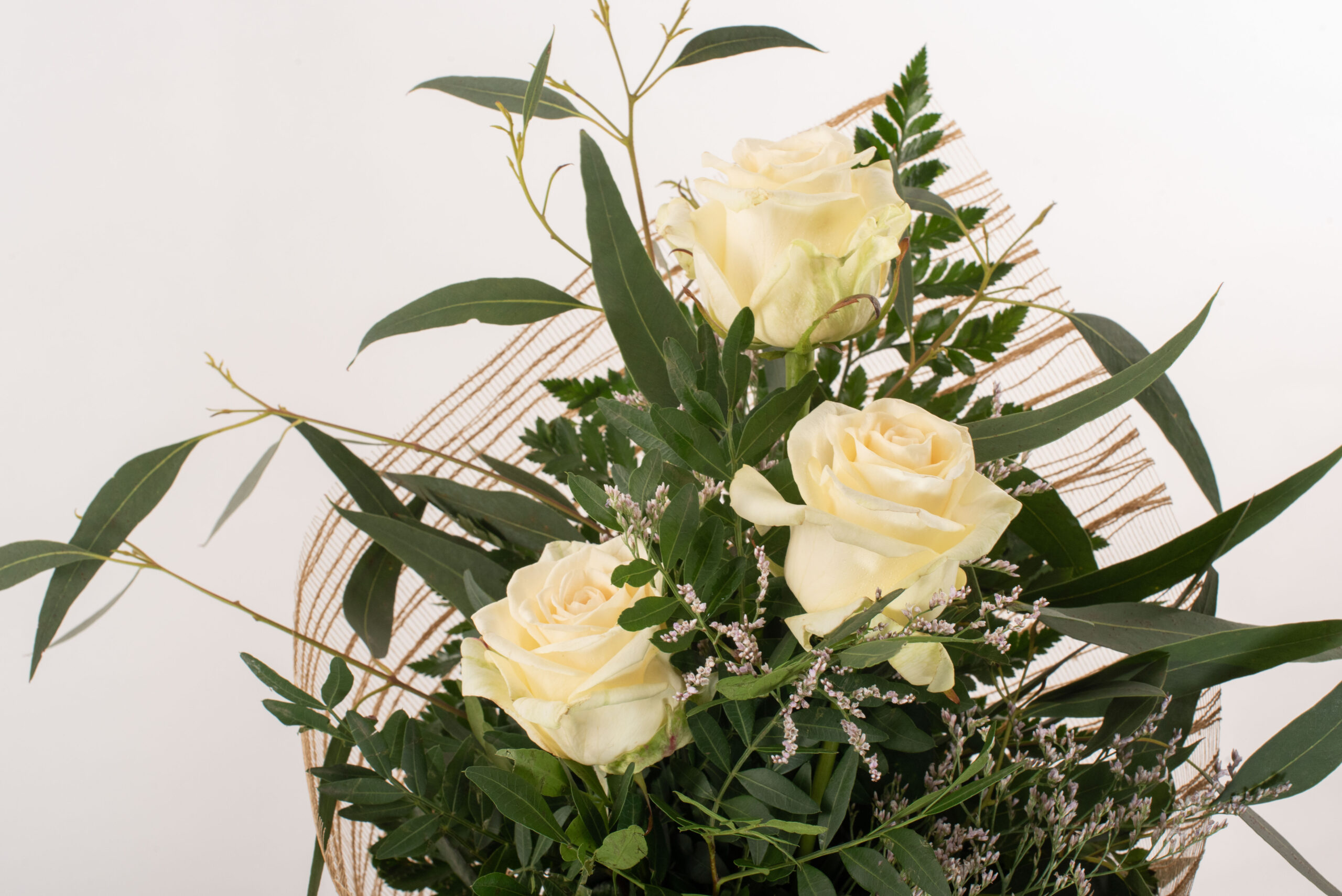 Ramet de 3 roses blanques.
