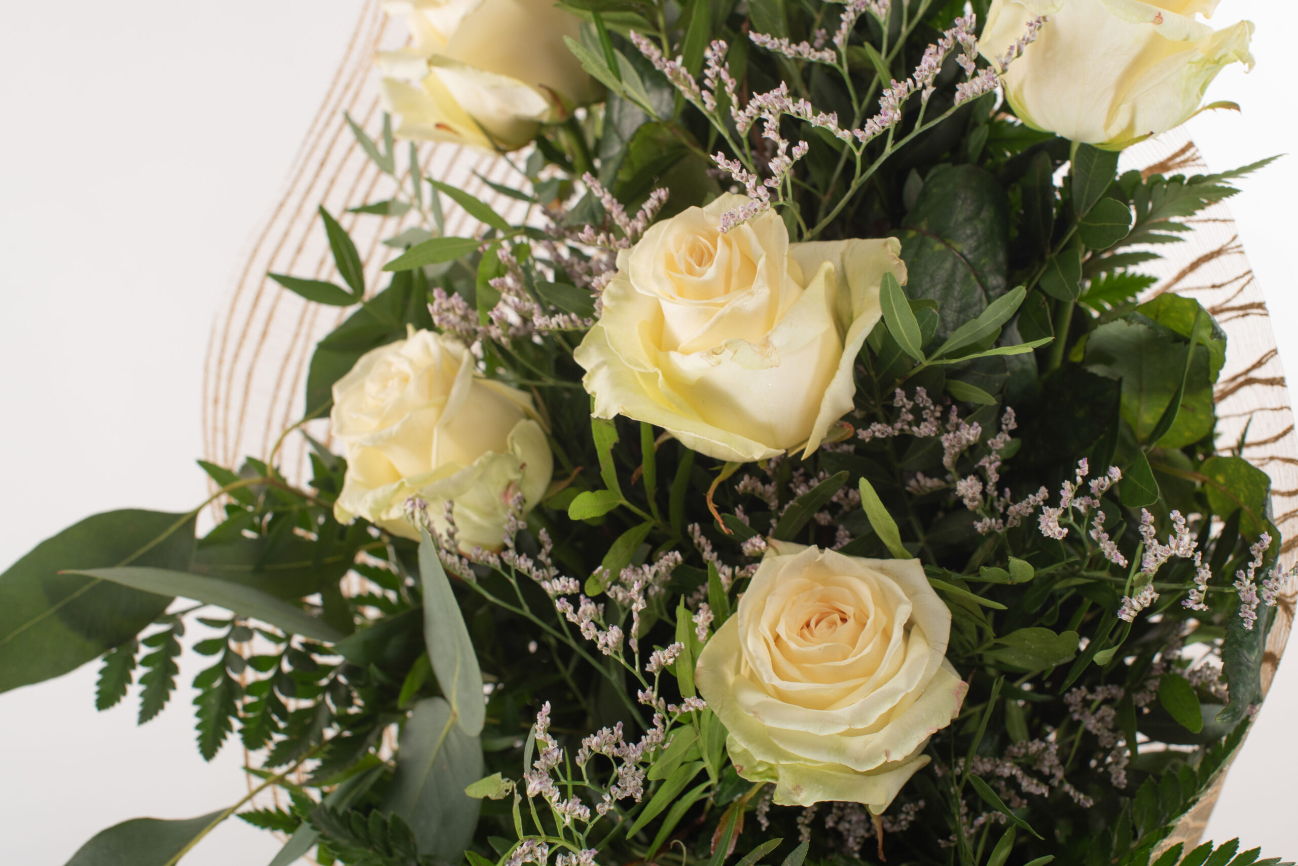 Ramet 6 roses blanques.